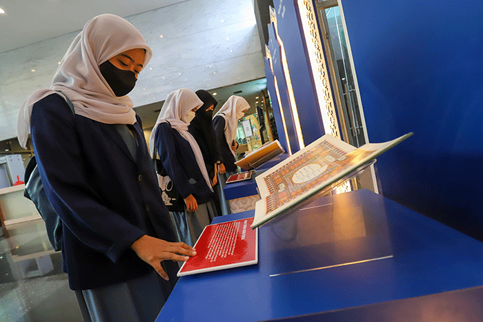 Pengunjung melihat pameran mushaf Al-Qur'an di Kantor Kementerian Agama, Thamrin, Jakarta Pusat, Selasa (11/4/2023).