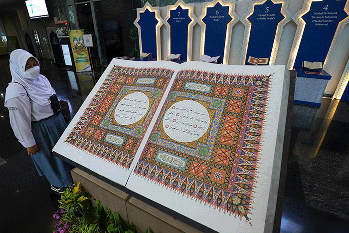 Pengunjung melihat pameran mushaf Al-Qur'an di Kantor Kementerian Agama, Thamrin, Jakarta Pusat, Selasa (11/4/2023).