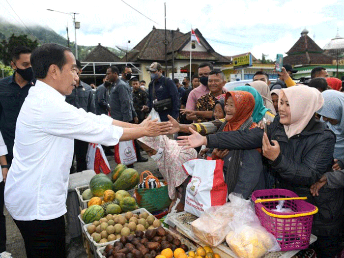 Mengawali kegiatan kunjungan kerja di Provinsi Jawa Tengah, Presiden Joko Widodo mengunjungi Pasar Selo, Kabupaten Boyolali, Senin (10/4/2023).