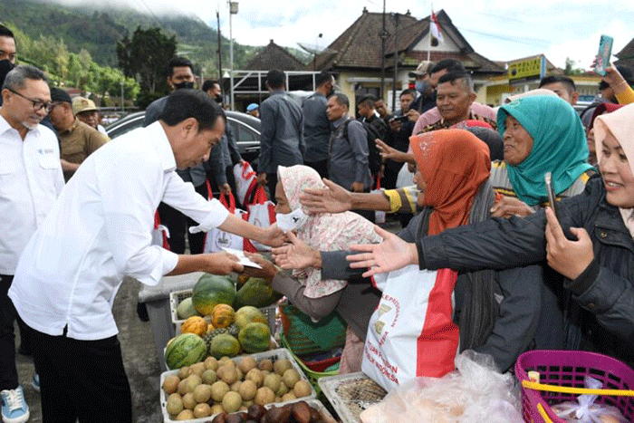 Mengawali kegiatan kunjungan kerja di Provinsi Jawa Tengah, Presiden Joko Widodo mengunjungi Pasar Selo, Kabupaten Boyolali, Senin (10/4/2023).