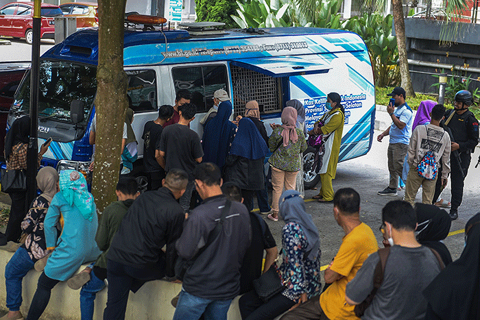 Antrean warga untuk menukarkan uang di mobil kas keliling Bank Indonesia Sumsel yang melayani penukaran uang pecahan kecil.