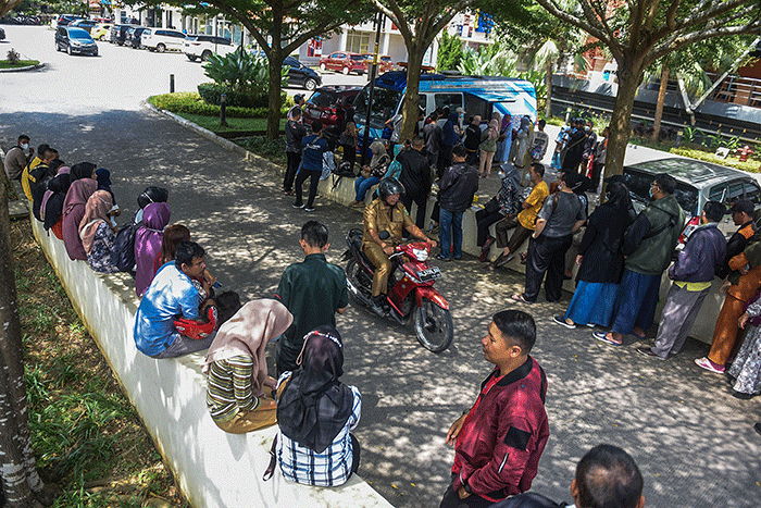 Antrean warga untuk menukarkan uang di mobil kas keliling Bank Indonesia Sumsel yang melayani penukaran uang pecahan kecil.