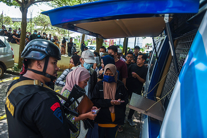 Antrean warga untuk menukarkan uang di mobil kas keliling Bank Indonesia Sumsel yang melayani penukaran uang pecahan kecil.
