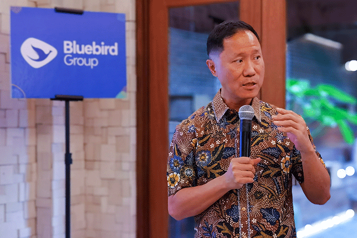 Direktur Utama PT Blue Bird Tbk Sigit Djokosoetono saat memberikan penjelasan kinerja positif Blue Bird di Jakarta, Kamis (13/4/2023).
