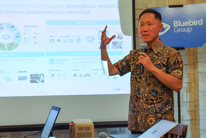 Direktur Utama PT Blue Bird Tbk Sigit Djokosoetono saat memberikan penjelasan kinerja positif Blue Bird di Jakarta, Kamis (13/4/2023).