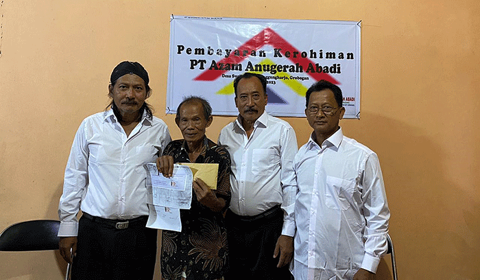 Sejumlah petani penggarap menerima uang kerohiman yang dibagikan oleh pengusaha Dwi Bagus Yosianto di Desa Sugih Manik, Kecamatan Tanggungharjo.
