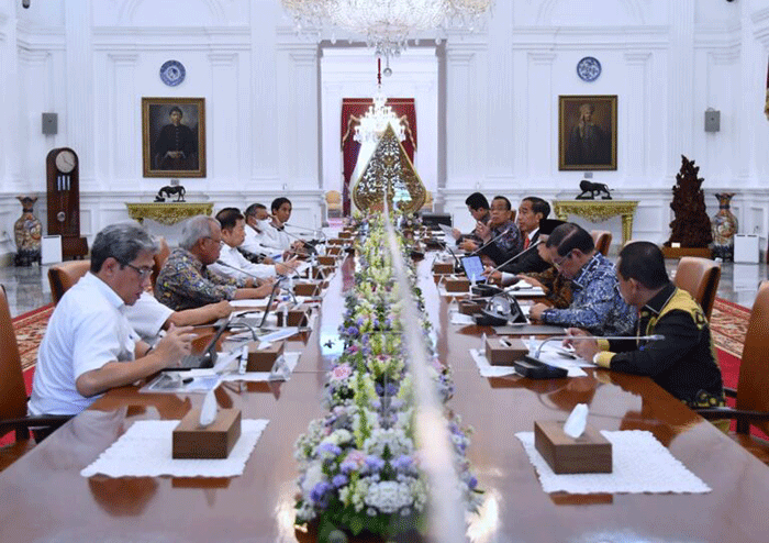 Presiden Joko Widodo menggelar rapat dengan sejumlah Menteri Kabinet Indonesia Maju di Istana Merdeka Jakarta, Rabu (12/4/2023).