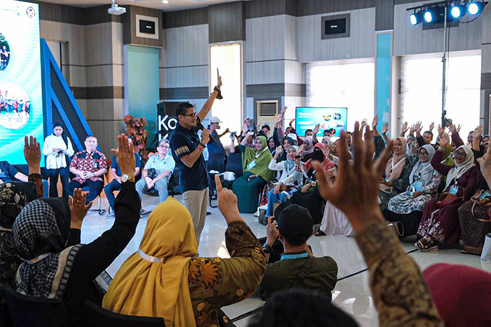 Menparekraf Sandiaga Salahuddin Uno menjajal sensasi snorkeling di lepas pantai Desa Wisata Iboih, Kota Sabang, Aceh, Rabu (12/4/2023).