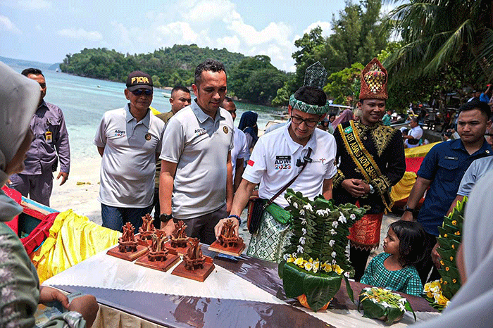 Menparekraf Sandiaga Salahuddin Uno menjajal sensasi snorkeling di lepas pantai Desa Wisata Iboih, Kota Sabang, Aceh, Rabu (12/4/2023).