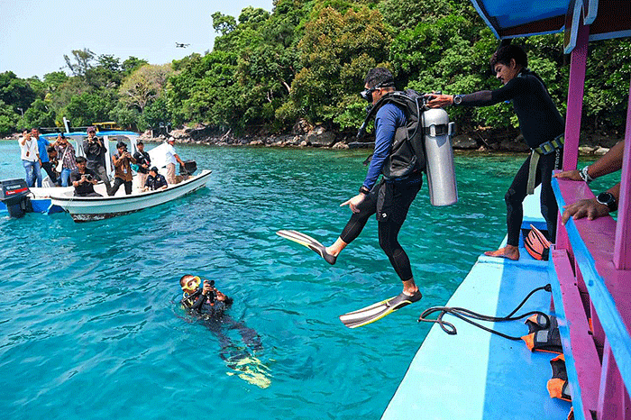 Menparekraf Sandiaga Salahuddin Uno menjajal sensasi snorkeling di lepas pantai Desa Wisata Iboih, Kota Sabang, Aceh, Rabu (12/4/2023).