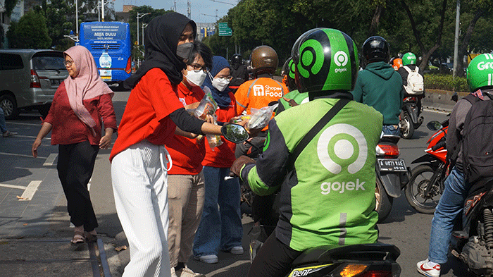 CEO Tays Bakers Alexander Anwar membagikan paket takjil kepada pengemudi ojek online di Jakarta, Rabu (12/4/2023).