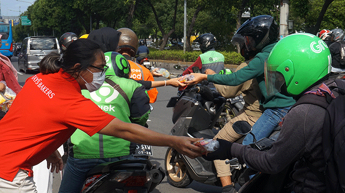 CEO Tays Bakers Alexander Anwar membagikan paket takjil kepada pengemudi ojek online di Jakarta, Rabu (12/4/2023).
