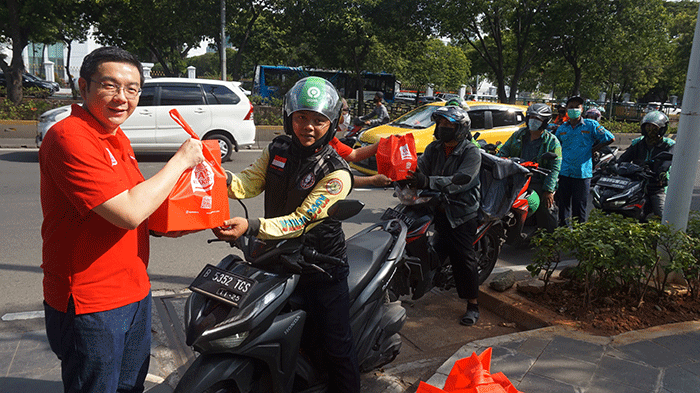CEO Tays Bakers Alexander Anwar membagikan paket takjil kepada pengemudi ojek online di Jakarta, Rabu (12/4/2023).