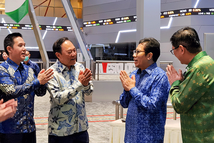 Pencatatan perdana saham PT Trimegah Bangun Persada Tbk. (NCKL) di Bursa Efek Indonesia (BEI), Jakarta, Rabu (12/4/2023).