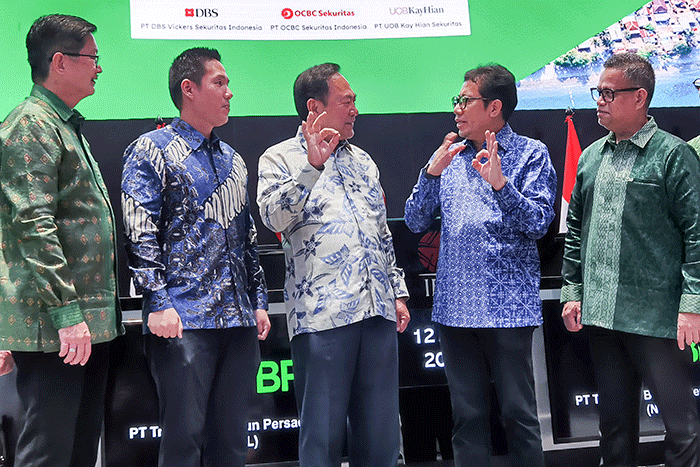 Pencatatan perdana saham PT Trimegah Bangun Persada Tbk. (NCKL) di Bursa Efek Indonesia (BEI), Jakarta, Rabu (12/4/2023).