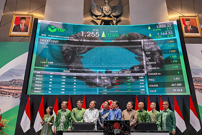 Pencatatan perdana saham PT Trimegah Bangun Persada Tbk. (NCKL) di Bursa Efek Indonesia (BEI), Jakarta, Rabu (12/4/2023).