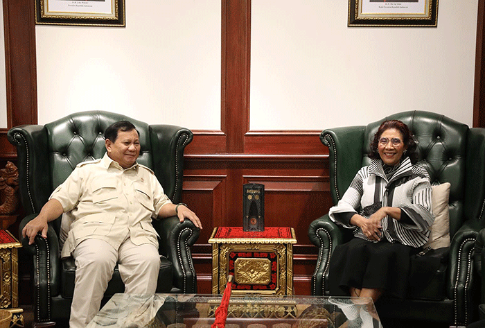 Menteri Pertahanan Prabowo Subianto (kiri) menerima kedatangan Mantan Menteri Kelautan dan Perikanan Susi Pudjiastuti di Kantor Kemenhan RI, Jakarta.