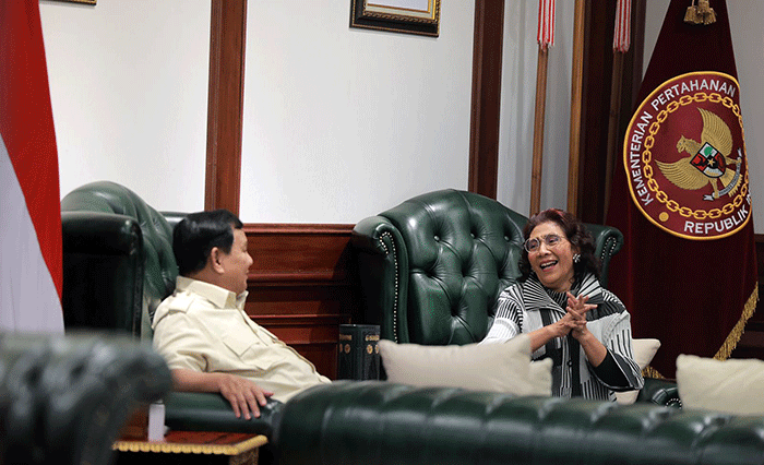Menteri Pertahanan Prabowo Subianto (kiri) menerima kedatangan Mantan Menteri Kelautan dan Perikanan Susi Pudjiastuti di Kantor Kemenhan RI, Jakarta.