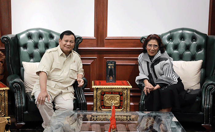 Menteri Pertahanan Prabowo Subianto (kiri) menerima kedatangan Mantan Menteri Kelautan dan Perikanan Susi Pudjiastuti di Kantor Kemenhan RI, Jakarta.