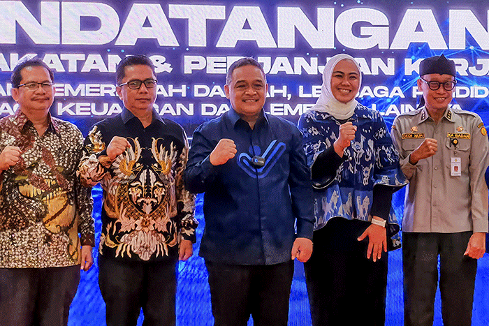 Kepala Badan Pelindungan Pekerja Migran Indonesia Benny Rhamdani saat penandatanganan nota kesepahaman di Jakarta, Kamis (13/4/2023).