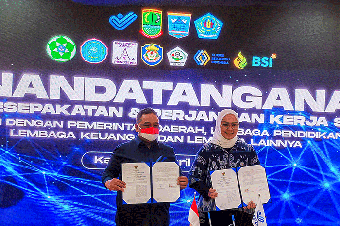 Kepala Badan Pelindungan Pekerja Migran Indonesia Benny Rhamdani saat penandatanganan nota kesepahaman di Jakarta, Kamis (13/4/2023).