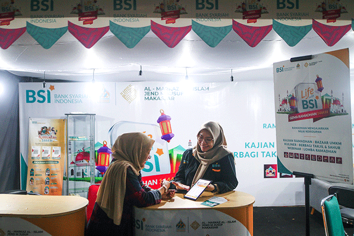 Sejumlah pengunjung meramaikan pasar malam Gema Ramadhan di Pelataran Masjid Al Markaz Al Islami, Makassar, Kamis (13/4/2023).