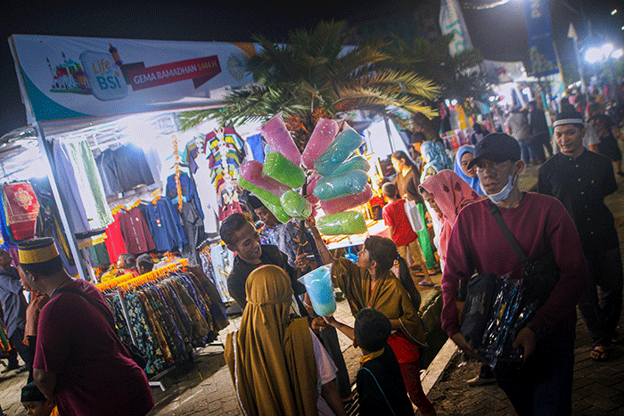 Sejumlah pengunjung meramaikan pasar malam Gema Ramadhan di Pelataran Masjid Al Markaz Al Islami, Makassar, Kamis (13/4/2023).