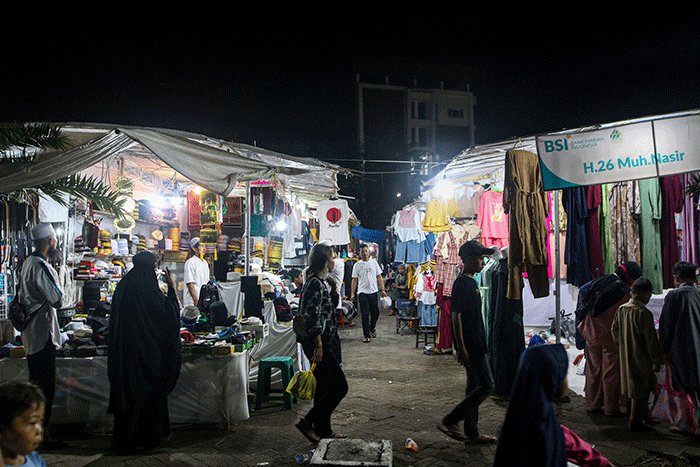 Sejumlah pengunjung meramaikan pasar malam Gema Ramadhan di Pelataran Masjid Al Markaz Al Islami, Makassar, Kamis (13/4/2023).