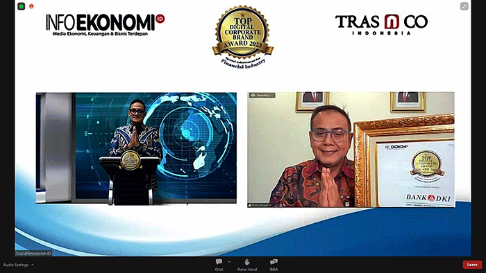Direktur Keuangan & Strategi Bank, DKI, Romy Wijayanto menerima penghargaan bagi Bank DKI dari Infoekonomi.id dan TRAS N Co Indonesia.