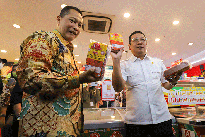 Direktur Utama Perum BULOG Budi Waseso (kiri) menunjukkan Daging Kita saat mengunjungi salah satu Toko Ritel Alfamidi Super di Jakarta, Jumat (14/4/2023).