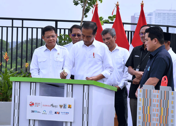 Presiden Joko Widodo meresmikan hunian milenial untuk Indonesia yang terletak di Samesta Mahata Margonda, Kota Depok, Jawa Barat, Kamis (13/4/2023).