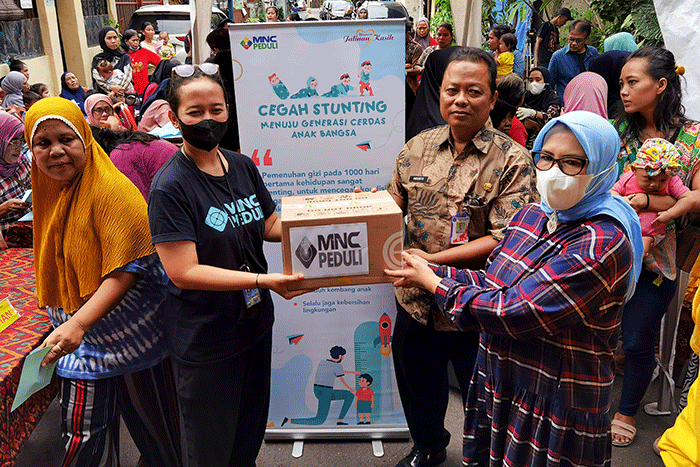 Tim MNC Peduli menyerahkan secara simbolis bantuan untuk mencegah stunting ke posyandu di Petojo Utara, Jakarta, Kamis (13/4/2023).