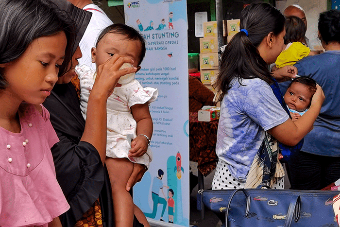 Tim MNC Peduli menyerahkan secara simbolis bantuan untuk mencegah stunting ke posyandu di Petojo Utara, Jakarta, Kamis (13/4/2023).