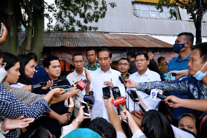 Presiden Joko Widodo meninjau aktivitas perdagangan di Pasar Minggu, Jakarta, Kamis (13/4/2023).