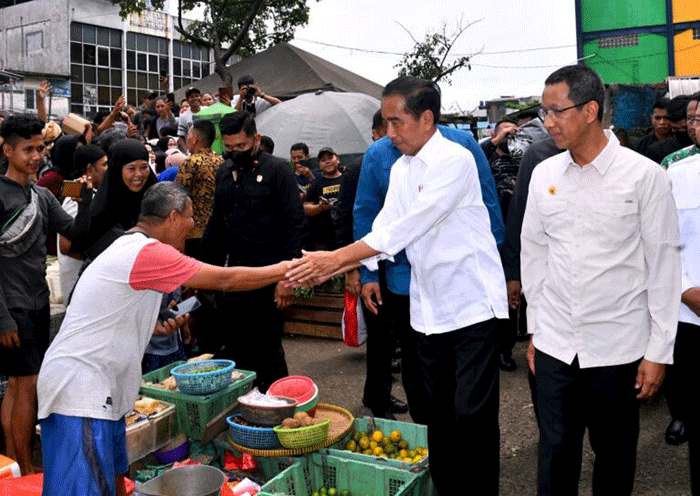 Presiden Joko Widodo meninjau aktivitas perdagangan di Pasar Minggu, Jakarta, Kamis (13/4/2023).