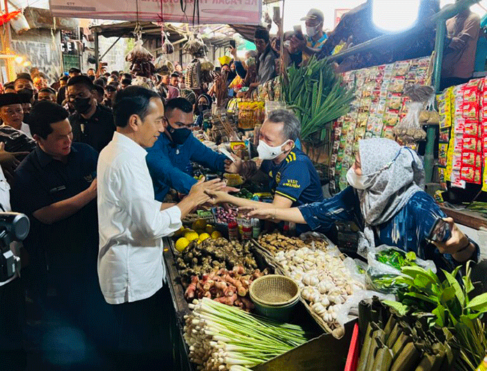 Presiden Joko Widodo mengunjungi Pasar Tugu Palsigunung, Kecamatan Cimanggis, Kota Depok, Jawa Barat, Kamis (13/4/2023).