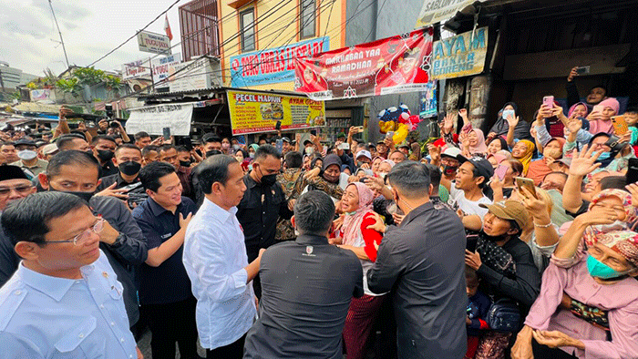 Presiden Joko Widodo mengunjungi Pasar Tugu Palsigunung, Kecamatan Cimanggis, Kota Depok, Jawa Barat, Kamis (13/4/2023).