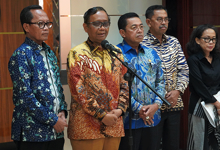 Menteri Koordinator Bidang Politik, Hukum dan Keamanan (Menko Polhukam) Mahfud MD saat memberikan keterangan pers di Jakarta, Jumat (14/4/2023).
