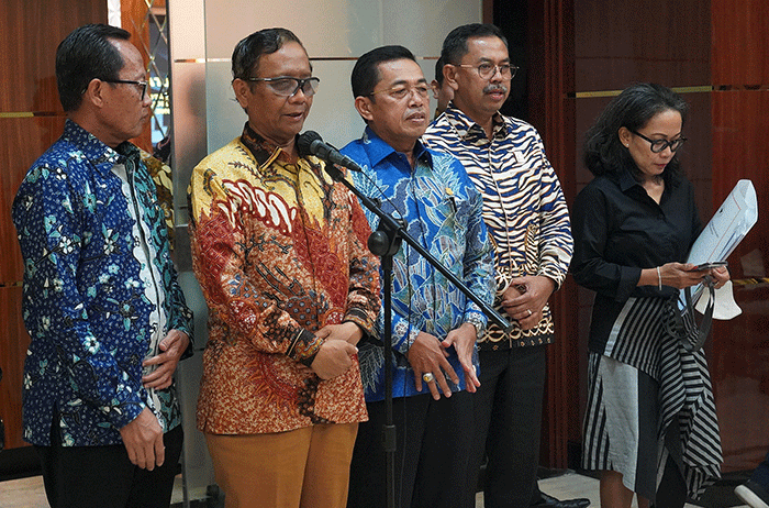 Menteri Koordinator Bidang Politik, Hukum dan Keamanan (Menko Polhukam) Mahfud MD saat memberikan keterangan pers di Jakarta, Jumat (14/4/2023).