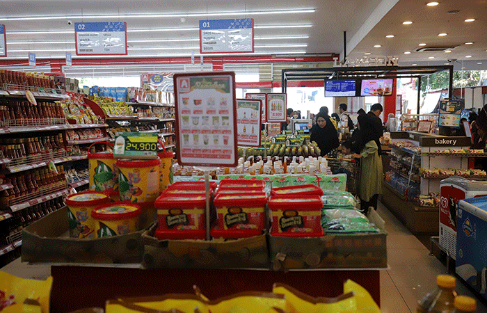 Aktivitas pengunjung saat berbelanja di salah satu minimarket di Jakarta Selatan, Jumat (14/4/2023).