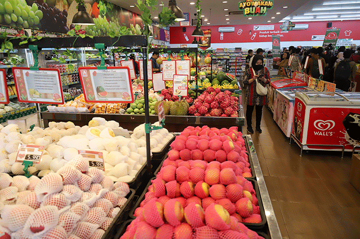 Aktivitas pengunjung saat berbelanja di salah satu minimarket di Jakarta Selatan, Jumat (14/4/2023).