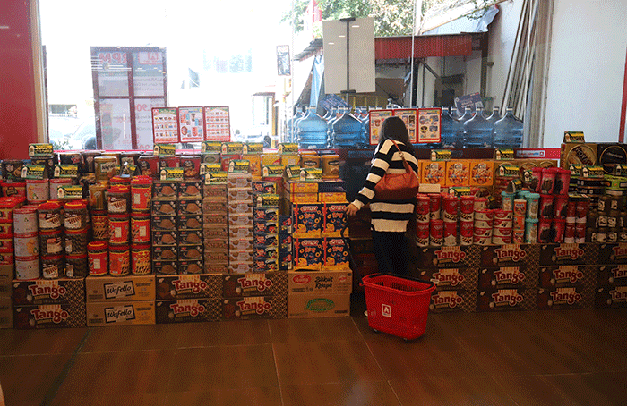 Aktivitas pengunjung saat berbelanja di salah satu minimarket di Jakarta Selatan, Jumat (14/4/2023).