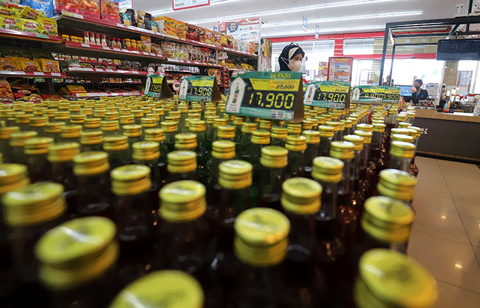 Aktivitas pengunjung saat berbelanja di salah satu minimarket di Jakarta Selatan, Jumat (14/4/2023).