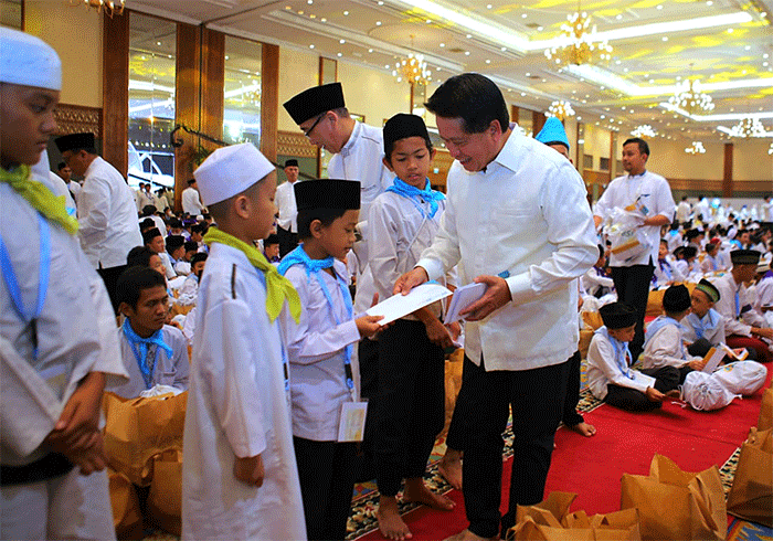 Direktur Utama BSI Hery Gunardi saat berbagi santunan kepada anak yatim pada momentum BSI THR Yatim di di Assembly Hall Jakarta Convention Center, Jakarta.