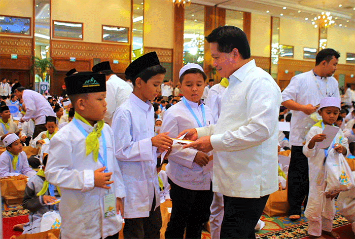Direktur Utama BSI Hery Gunardi saat berbagi santunan kepada anak yatim pada momentum BSI THR Yatim di di Assembly Hall Jakarta Convention Center, Jakarta.