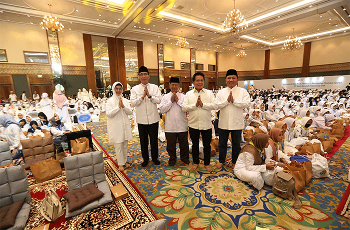 Direktur Utama BSI Hery Gunardi saat berbagi santunan kepada anak yatim pada momentum BSI THR Yatim di di Assembly Hall Jakarta Convention Center, Jakarta.