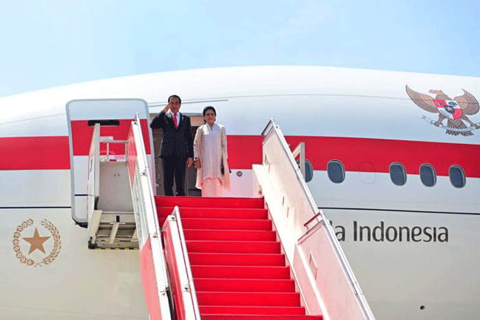 Presiden Joko Widodo beserta Iriana Joko Widodo dan delegasi terbatas berangkat menuju ke Hannover, Jerman, Sabtu (15/4/2023).