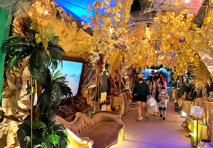 Pengunjung saat menikmati suasana Jakarta Aquarium & Safari di Jakarta.