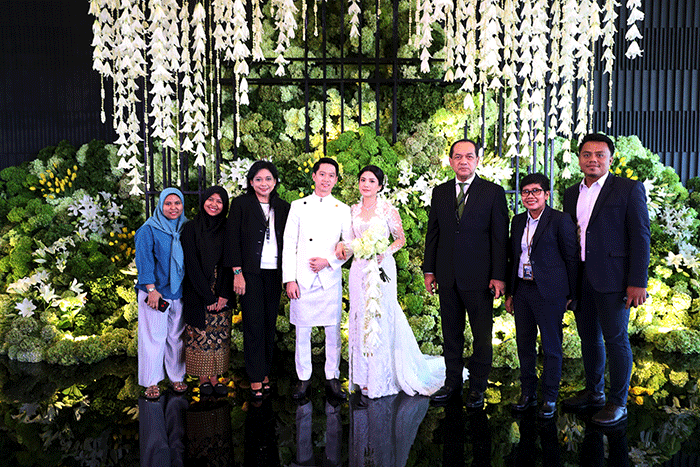 Presiden Joko Widodo dan Menteri Pertahanan Prabowo Subianto menjadi saksi dalam momen pengesahan pernikahan Kevin Sanjaya dan Valencia Tanoesoedibjo.
