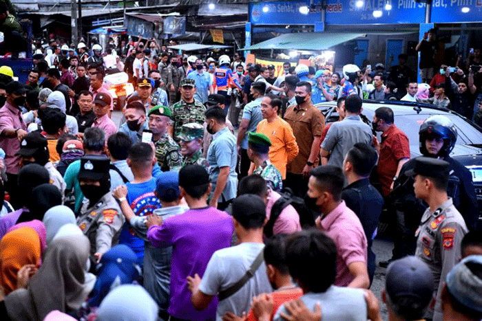 Presiden Joko Widodo membagikan bantuan sembako hingga hamper untuk masyarakat di di Jalan Mayor Oking sekitar Stasiun Bogor, Kota Bogor, Jawa Barat.